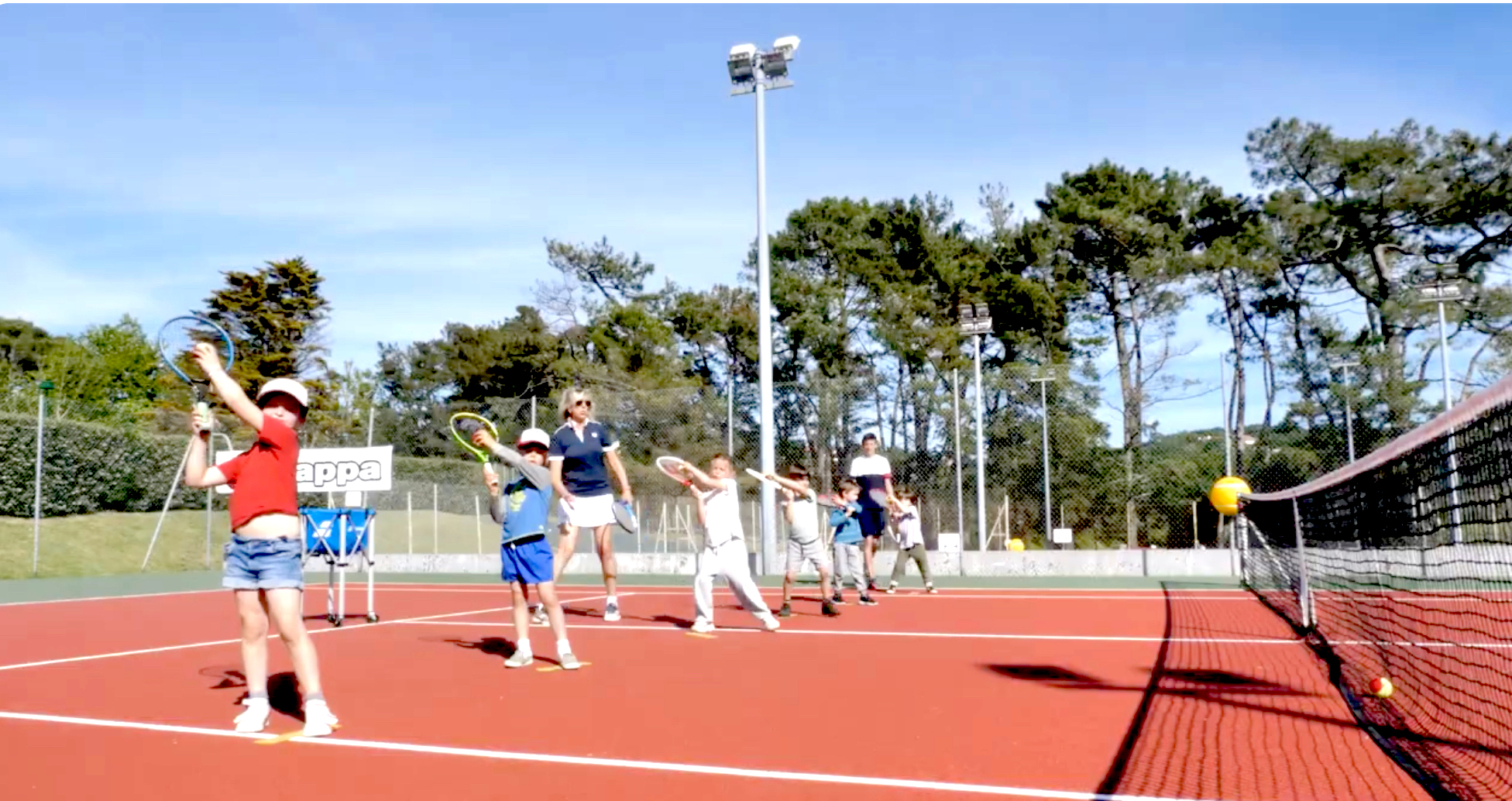 Cours de tennis pour enfants au Tennis Club de Guéthary