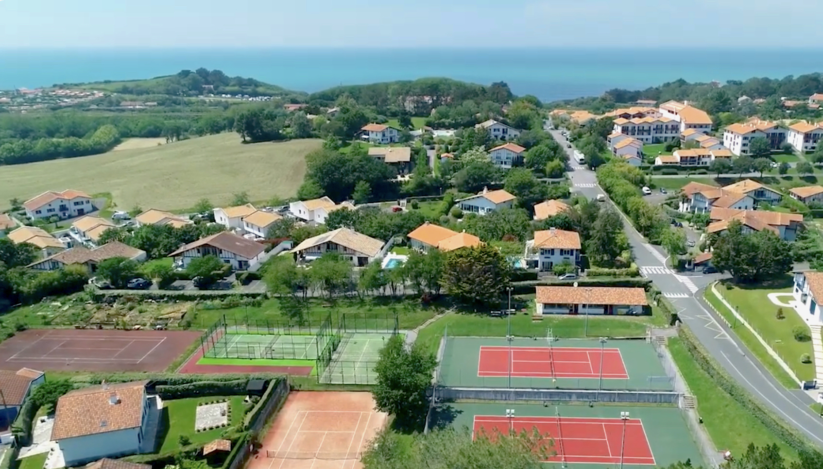 Vue aérienne du Tennis Club de Guéthary et ses courts