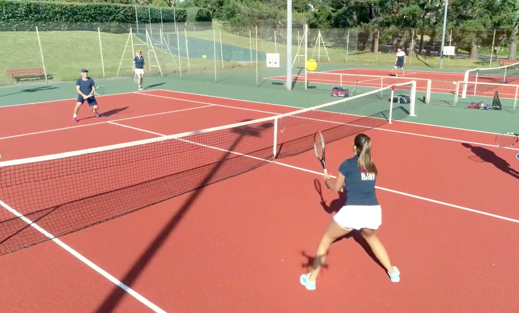 Joueurs de tennis sur les courts du Tennis Club de Guéthary